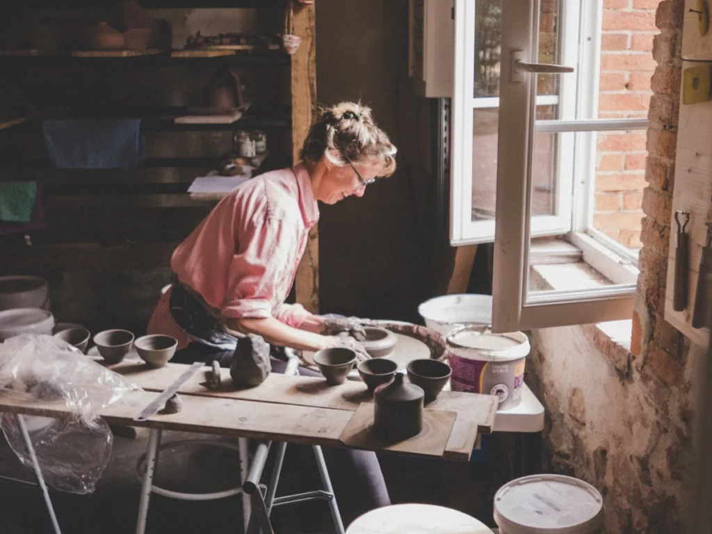 Zoé Lecamus, potière, en résidence aux ateliers des grands cèdres